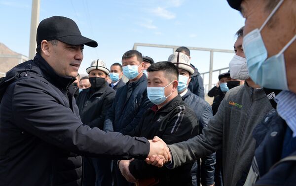 Жапаров побеседовал с местными жителями, выслушал их насущные проблемы и ответил на волнующие людей вопросы.  - Sputnik Кыргызстан