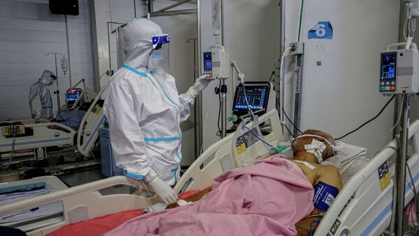 Медицинский работник проверяет монитор пациента с COVID-19. Архивное фото - Sputnik Кыргызстан