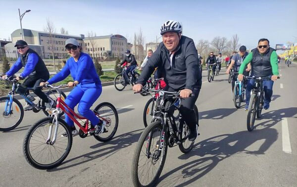 В велопробеге участвовал и. о. мэра Бактыбек Кудайбергенов - Sputnik Кыргызстан
