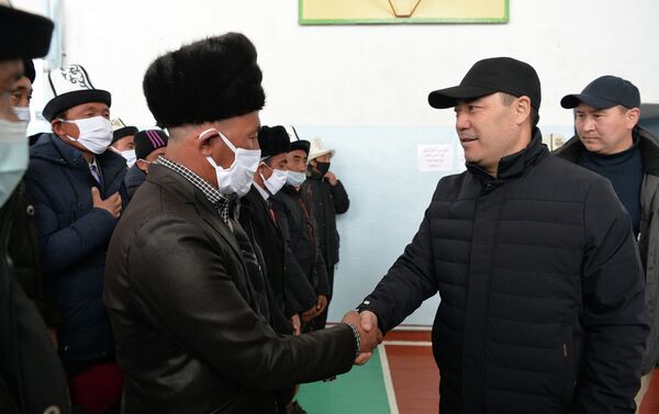 Переселенцы пожелали главе государства успехов и вручили ему подарок в виде традиционной одежды памирских кыргызов - Sputnik Кыргызстан