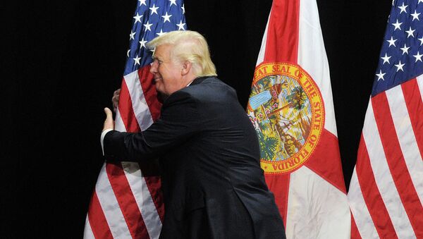 Дональд Трамп обнимает флаг США. Архивное фото - Sputnik Кыргызстан