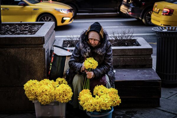 Продажа цветов на улице в центре Москвы - Sputnik Кыргызстан