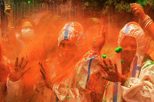 Весенний фестиваль красок Холи в Индии - Sputnik Кыргызстан