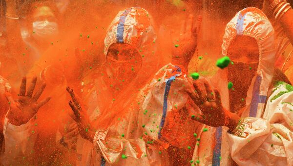 Весенний фестиваль красок Холи в Индии - Sputnik Кыргызстан