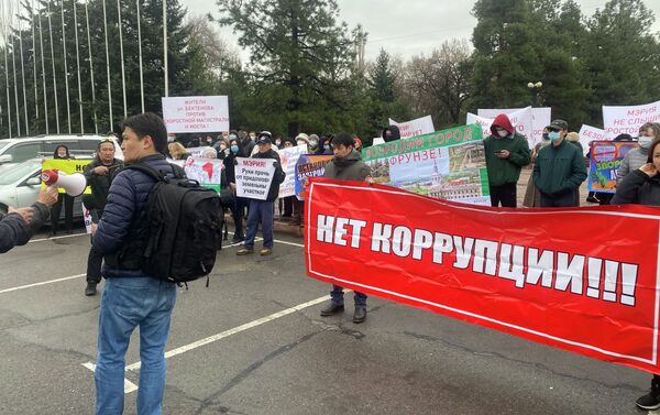 Собравшиеся жители столицы выступают против точечной застройки города, то есть хаотичного строительства - Sputnik Кыргызстан