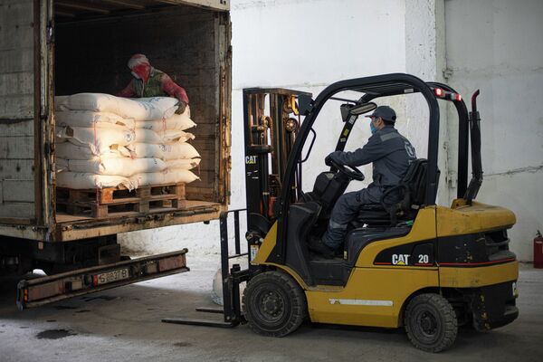 В столицу доставили 474 тонны витаминизированной пшеничной муки - Sputnik Кыргызстан