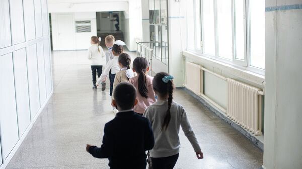 Школьники на перемене. Архивное фото - Sputnik Кыргызстан
