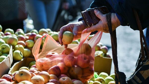 Пожилая женщина покупает яблоки. Архивное фото - Sputnik Кыргызстан