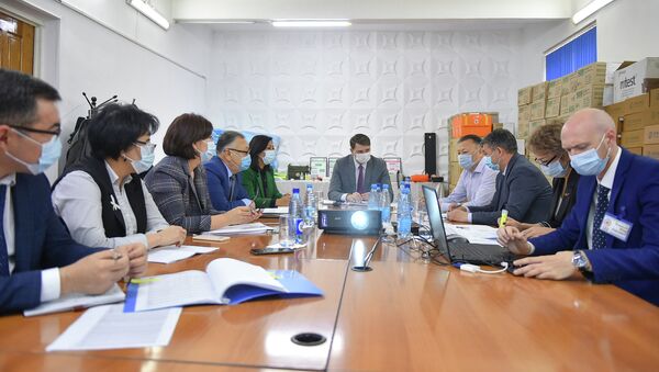 Первый вице-премьер-министр Кыргызстана Артем Новиков во время совещания с руководством Центра экстренной медицины города Бишкек - Sputnik Кыргызстан