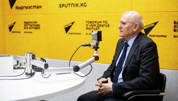 Посол России в Кыргызстане Николай Удовиченко на радиостудии Sputnik Кыргызстан во время интервью  - Sputnik Кыргызстан