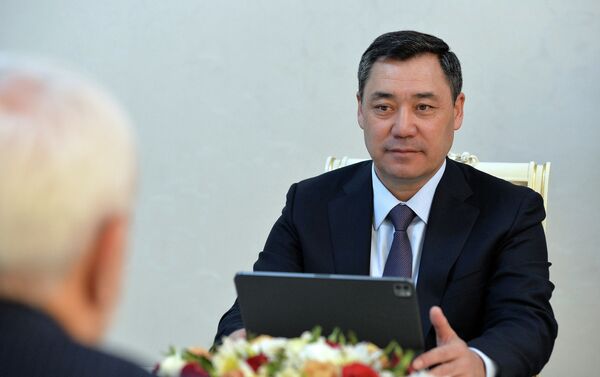 Жапаров отметил высокий уровень политического диалога между двумя странами и выразил заинтересованность в укреплении торгово-экономических отношений с Ираном, в том числе в инвестиционной сфере. - Sputnik Кыргызстан