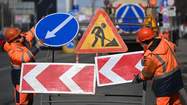 Жолду оңдоо учурундагы жумушчулар. Архив - Sputnik Кыргызстан