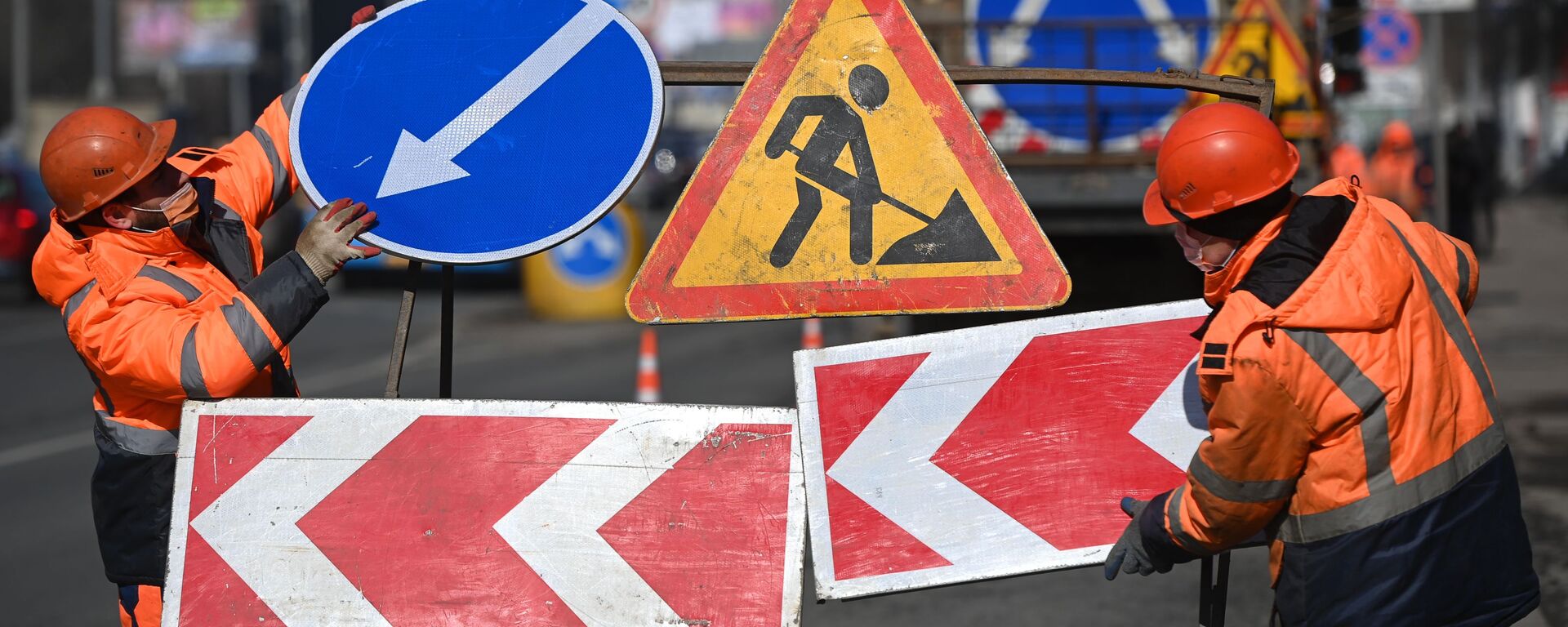 Рабочие во время ремонта асфальтобетонного покрытия. Архивное фото - Sputnik Кыргызстан, 1920, 06.04.2021