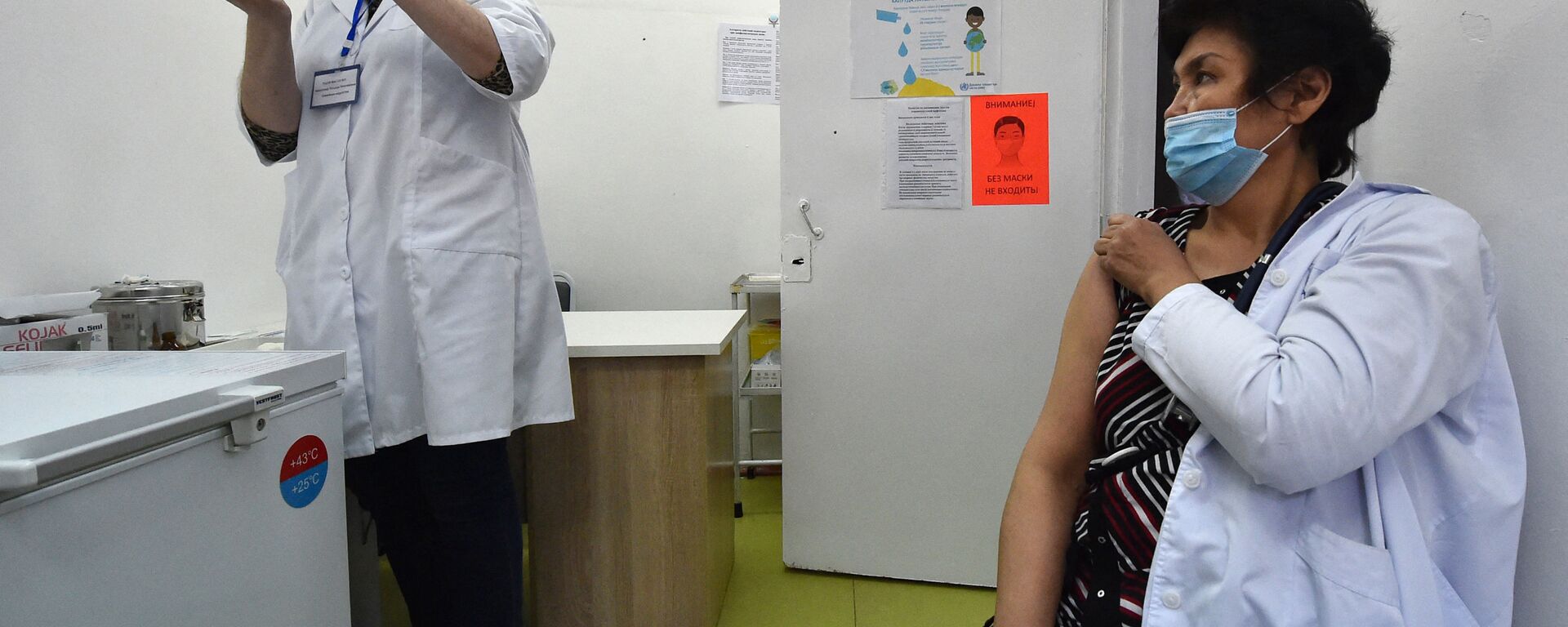 Медицинский работник готовит дозу вакцины Sinopharm против COVID-19 в Бишкеке - Sputnik Кыргызстан, 1920, 06.04.2021