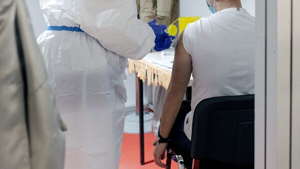 Вакцина алып жаткан адам. Архив
 - Sputnik Кыргызстан