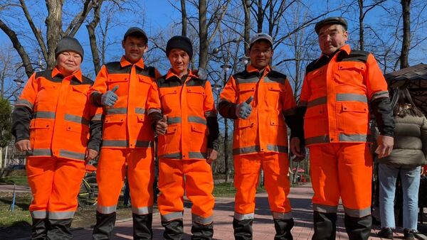 Сотрудники муниципального предприятия Тазалык получили новую униформу - Sputnik Кыргызстан
