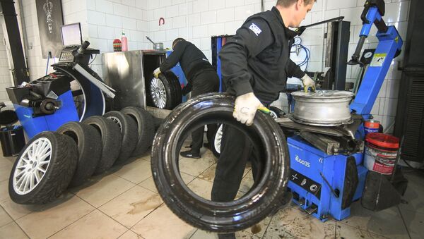 Сотрудники автоцентра производят шиномонтаж колес. Архивное фото - Sputnik Кыргызстан