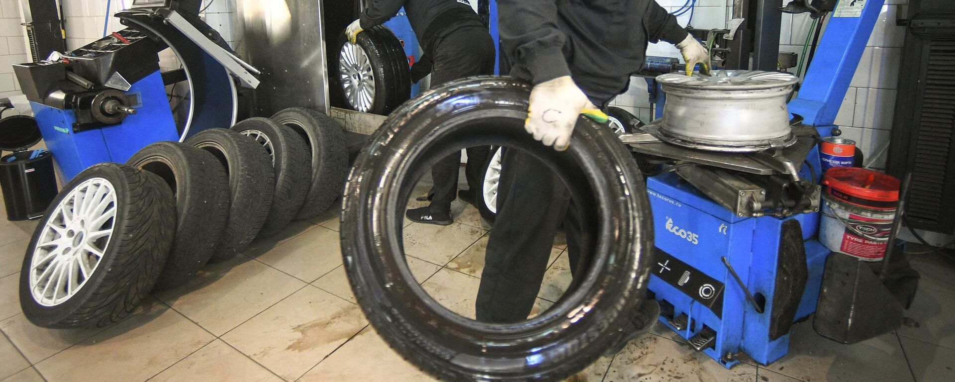 Дөңгөлөктөрдү алмаштыруу. Архив - Sputnik Кыргызстан, 1920, 04.11.2025