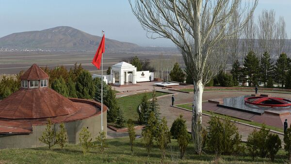 Президент Кыргызстана Садыр Жапаров почтил память героев Апрельской революции - Sputnik Кыргызстан