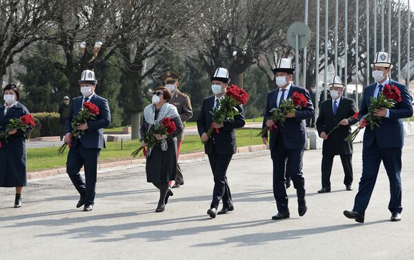 Далее на центральной площади Ала-Тоо в Бишкеке состоялось возложение цветов к Монументу памяти погибших за свободу народа во время Аксыйских событий 2002 года и Апрельских событий 2010 года - Sputnik Кыргызстан