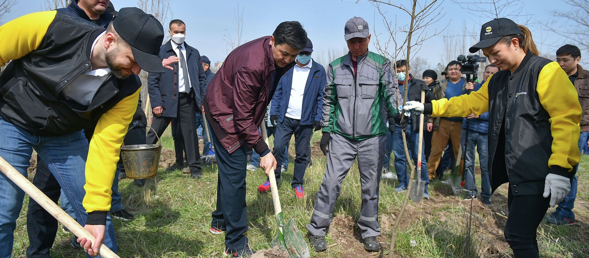 Премьер-министр Кыргызстана Улукбек Марипов во время высадки деревьев с представителями бизнеса и IT— компаний - Sputnik Кыргызстан, 1920, 07.04.2021