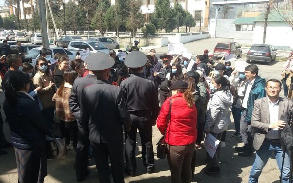 Акция проходит у здания городского УВД. Здесь собралось примерно 40 человек - Sputnik Кыргызстан