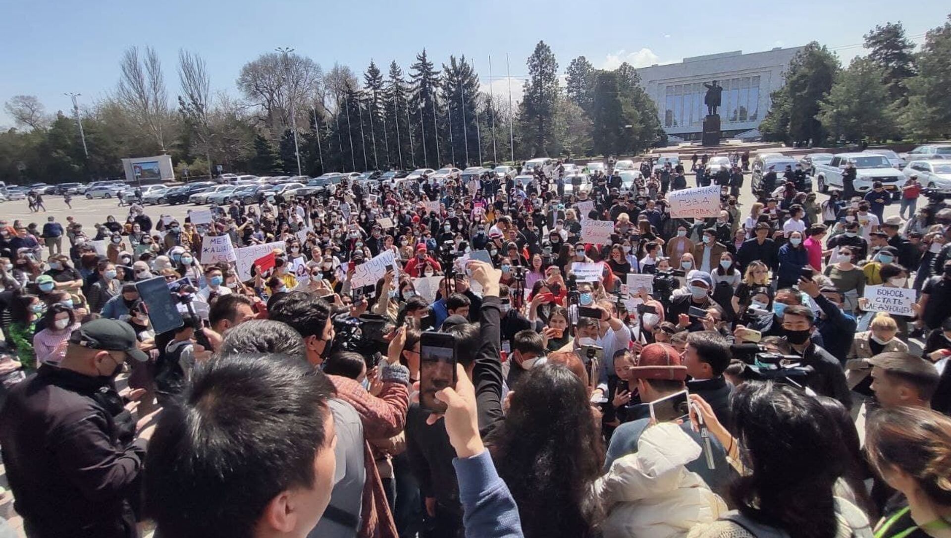 На митинге в Бишкеке произошла словесная перепалка — видео - 08.04.2021,  Sputnik Кыргызстан