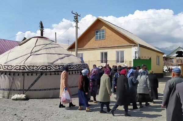 Была организована поминальная молитва (жаназа-намаз) после чего ее тело предали земле Была организована поминальная молитва (жаназа-намаз) после чего ее тело предали земле - Sputnik Кыргызстан