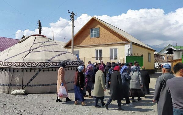 Была организована поминальная молитва (жаназа-намаз) после чего ее тело предали земле - Sputnik Кыргызстан