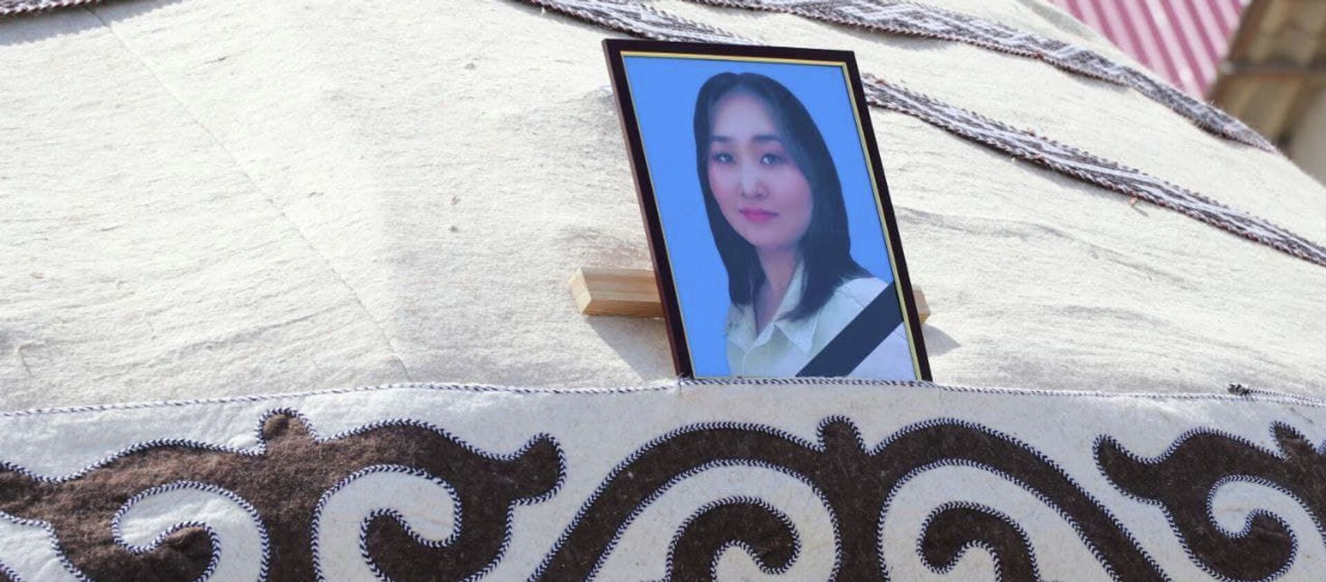 Похороны Айзады Канатбековой убитой после похищения в Бишкеке - Sputnik Кыргызстан, 1920, 08.04.2021