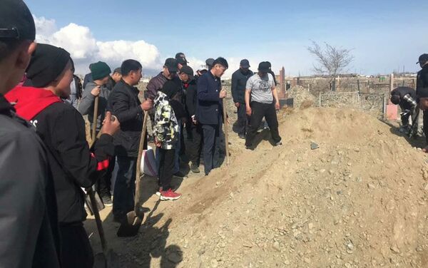 По предварительной версии милиции, похититель задушил девушку, а затем покончил жизнь самоубийством. - Sputnik Кыргызстан