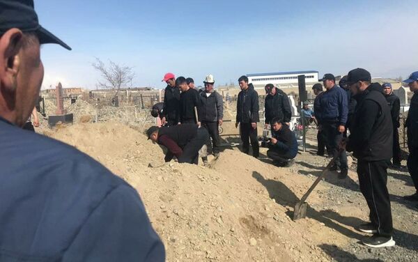Убитую после похищения Айзаду Канатбекову похоронили на малой родине — в городе Балыкчи Иссык-Кульской области - Sputnik Кыргызстан