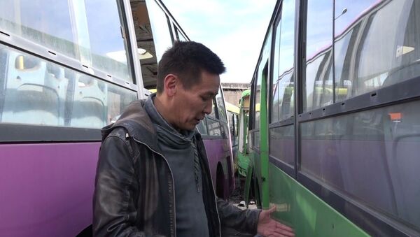 Талкаланып, оңдоо кезегин күтүп... Бишкектин автобус паркынан тартылган видео - Sputnik Кыргызстан
