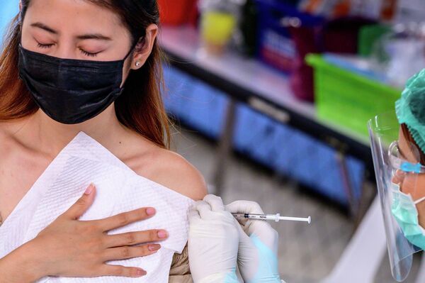 Вакцинация от коронавируса в Бангкоке - Sputnik Кыргызстан