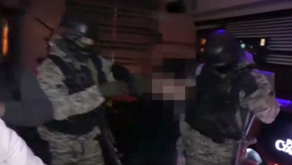 В ночном клубе Бишкека спецназ провел спецоперацию. Видео - Sputnik Кыргызстан