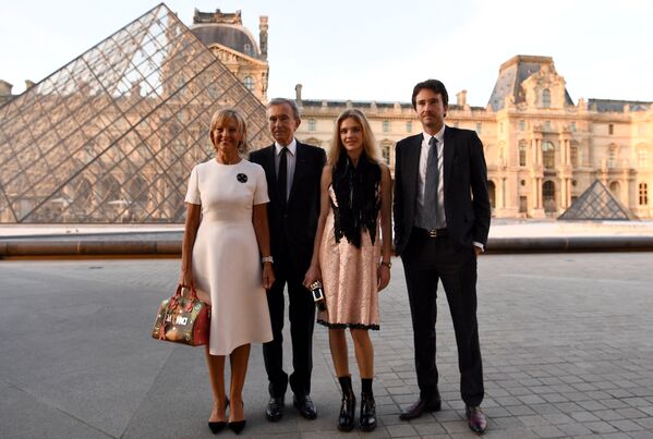 Президент группы компаний Louis Vuitton Moët Hennessy Бернар Арно с семьей в Париже - Sputnik Кыргызстан