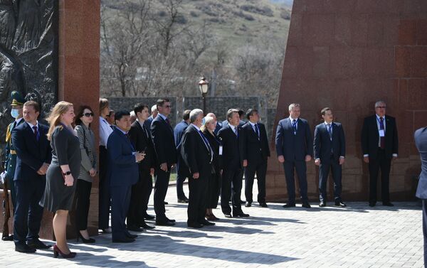 Наблюдатели от Межпарламентской ассамблеи (МПА) СНГ возложили цветы к мемориалу жертв событий 1916 года в комплексе Ата-Бейит. - Sputnik Кыргызстан
