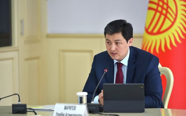 Премьер-министр Кыргызстана Улукбек Марипов провел совещание по вопросу снижения цен на авиабилеты и реализации проекта Путешествуй без COVID - Sputnik Кыргызстан