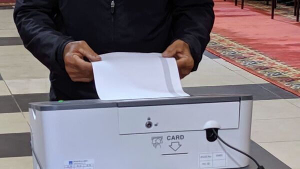 Мужчина голосует на избирательном участке № 1 053 в Чон-Арыке во время выборов в местные кенеши и референдум по проекту новой Конституции в Кыргызстане - Sputnik Кыргызстан