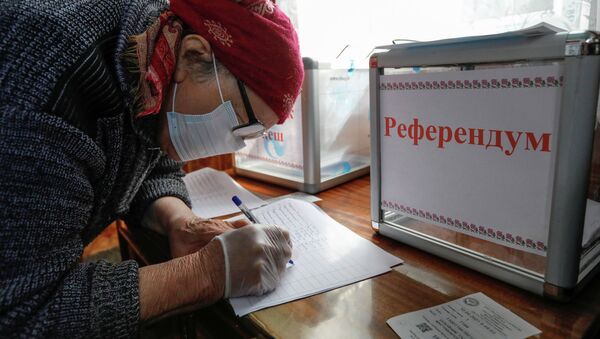 Женщина заполняет документ во время досрочного голосования на выборах в местные кенеши и референдум по проекту новой Конституции в Кыргызстане - Sputnik Кыргызстан