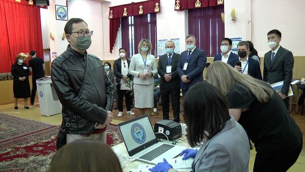 Что сказал наблюдатель от СНГ, посетив участок в бишкекской школе. Видео - Sputnik Кыргызстан