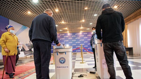 Мужчина голосует на избирательном участке № 1 053 в Чон-Арыке во время выборов в местные кенеши и референдум по проекту новой Конституции в Кыргызстане - Sputnik Кыргызстан