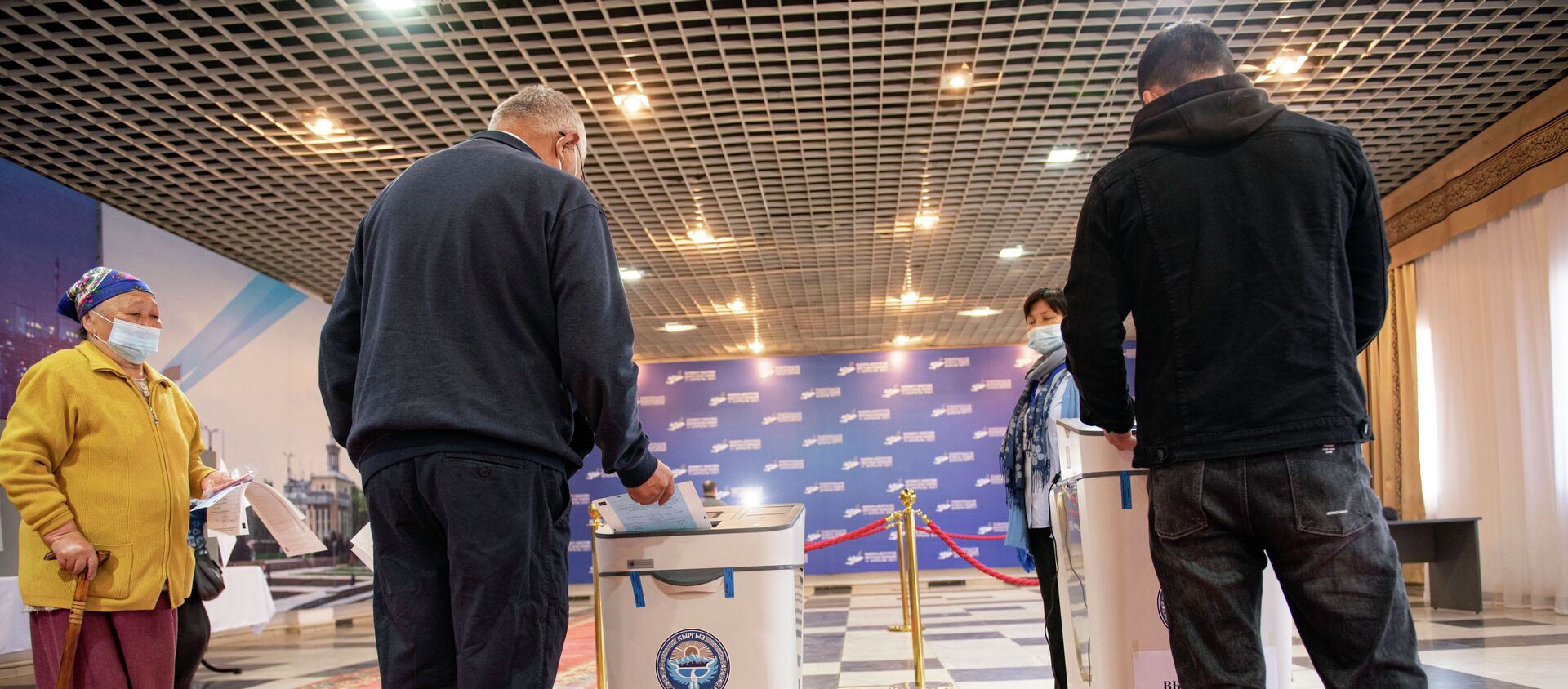 Мужчина голосует на избирательном участке № 1 053 в Чон-Арыке во время выборов в местные кенеши и референдум по проекту новой Конституции в Кыргызстане - Sputnik Кыргызстан, 1920, 11.04.2021