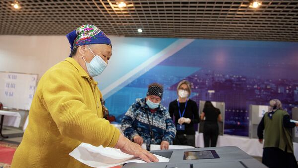 Женщина голосует на избирательном участке №1053 в селе Чон-Арык во время выборов в местные кенеши и референдум по проекту новой Конституции в Кыргызстане - Sputnik Кыргызстан