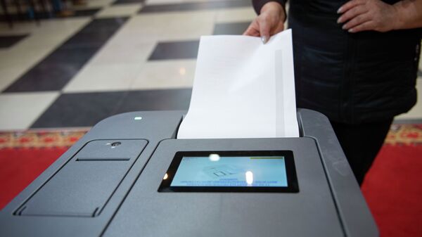 Женщина голосует на избирательном участке. Архивное фото - Sputnik Кыргызстан