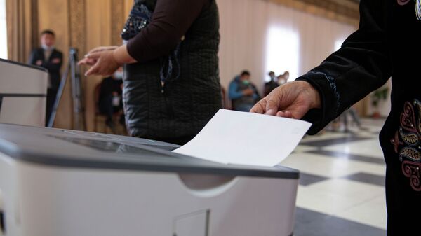 Женщины голосуют на избирательном участке во время выборов. Архивное фото - Sputnik Кыргызстан