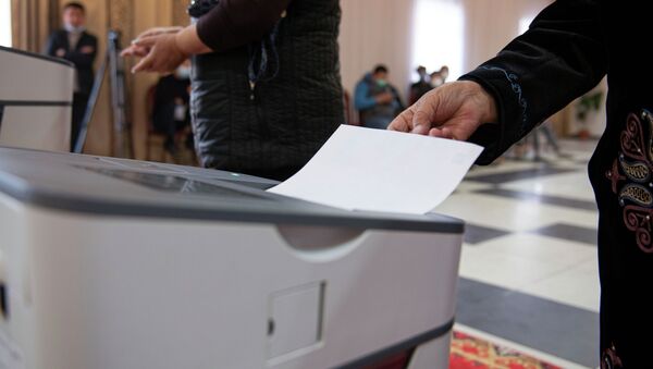 Люди голосуют на избирательном участке - Sputnik Кыргызстан