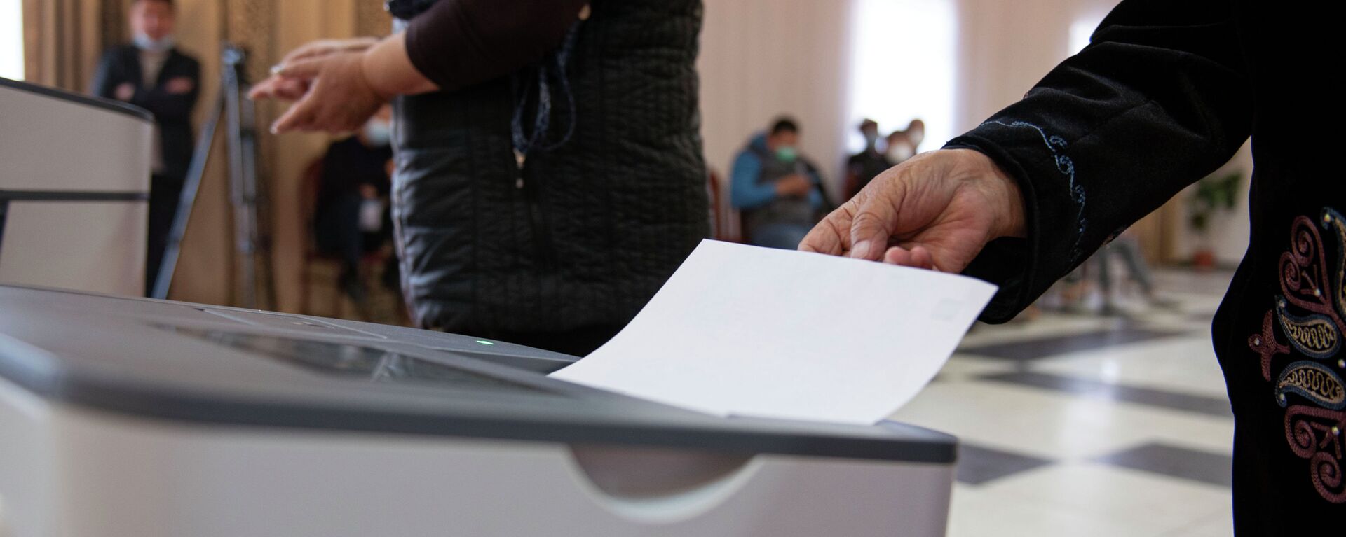 Люди голосуют на избирательном участке - Sputnik Кыргызстан, 1920, 16.04.2021