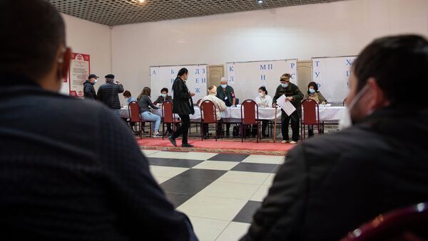 Наблюдатели на избирательном участке в Бишкеке. Архивное фото - Sputnik Кыргызстан