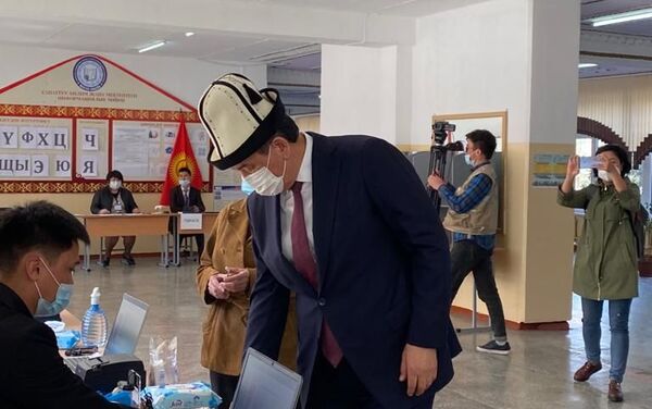 Экс-президент Кыргызстана Сооронбай Жээнбеков проголосовал на избирательном участке № 1327 в Бишкеке - Sputnik Кыргызстан